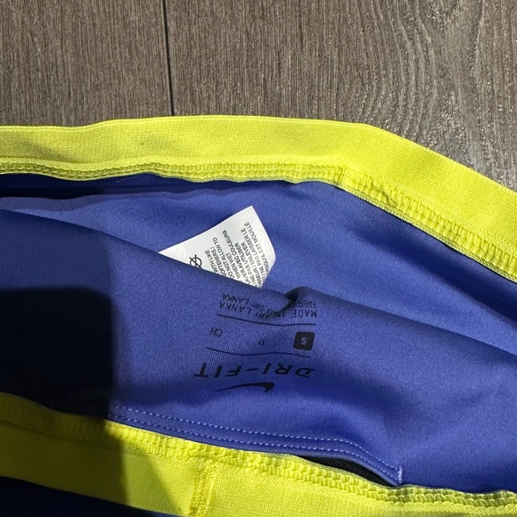 Two-Piece Nike Workout Set - Picture 4 of 4